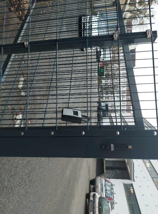 Tor mit Schlüsseltresor